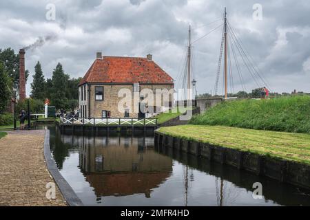 Enkhuizen, pays-Bas - 18 août,2021: Village de pêcheurs historique dans le nord de la Hollande, aux pays-Bas. Banque D'Images