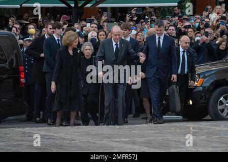 Athènes, Grèce. 16th janvier 2023. La reine Sofia d'Espagne, la princesse Irene de Grèce et le roi Juan Carlos d'Espagne arrivent pour les funérailles de l'ancien roi Constantine II de Grèce à la cathédrale métropolitaine d'Athènes. Crédit: Nicolas Koutsokostas/Alay stock photo. Banque D'Images