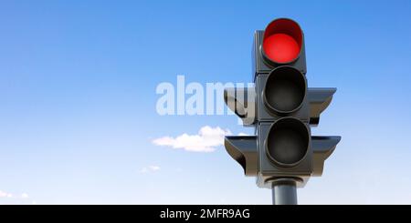 Concept de feu rouge de circulation. Feu d'arrêt sémaphore sur poteau, signal d'arrêt rouge sur fond bleu ciel. Avertissement de danger pour le conducteur. Espace pour le texte. 3d rendu Banque D'Images