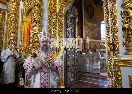 Kiev, Ukraine. 07th janvier 2023. La Métropolitaine Epifanie I, chef de l'Église orthodoxe d'Ukraine, mène pour la première fois un service de Noël à l'intérieur de la cathédrale d'Uspenskyi (Sainte Dormition) au composé du monastère de Kiev Pechersk Lavra, précédemment utilisé par la branche de l'Église orthodoxe ukrainienne loyale à Moscou dans le centre de Kiev. La plupart des chrétiens orthodoxes célèbrent Noël selon le calendrier Julien sur 7 janvier, deux semaines après la plupart des églises chrétiennes occidentales qui respectent le calendrier grégorien. Crédit : SOPA Images Limited/Alamy Live News Banque D'Images