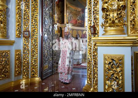 Kiev, Ukraine. 07th janvier 2023. La Métropolitaine Epifanie I, chef de l'Église orthodoxe d'Ukraine, mène pour la première fois un service de Noël à l'intérieur de la cathédrale d'Uspenskyi (Sainte Dormition) au composé du monastère de Kiev Pechersk Lavra, précédemment utilisé par la branche de l'Église orthodoxe ukrainienne loyale à Moscou dans le centre de Kiev. La plupart des chrétiens orthodoxes célèbrent Noël selon le calendrier Julien sur 7 janvier, deux semaines après la plupart des églises chrétiennes occidentales qui respectent le calendrier grégorien. Crédit : SOPA Images Limited/Alamy Live News Banque D'Images