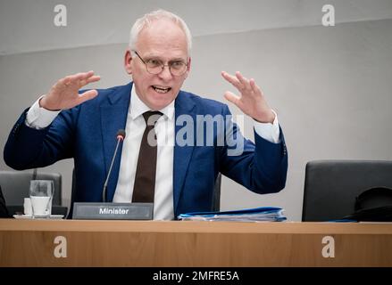 LA HAYE - Piet Adema, ministre de l'Agriculture, de la nature et de la qualité alimentaire, au cours d'un débat en commission où la réglementation européenne des engrais est centrale. À la fin de la semaine dernière, Adema a annoncé que les mesures de lutte contre la pollution du fumier dans les fossés et les canaux devaient entrer en vigueur à partir du 1 mars. ANP BART MAAT pays-bas hors - belgique hors Banque D'Images