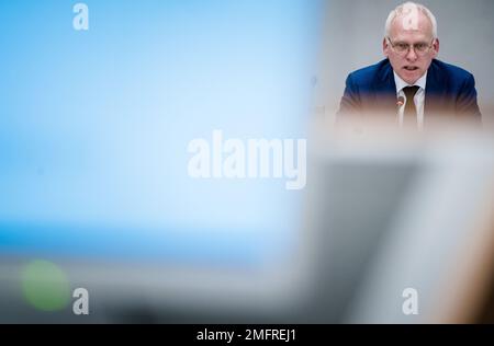 LA HAYE - Piet Adema, ministre de l'Agriculture, de la nature et de la qualité alimentaire, au cours d'un débat en commission où la réglementation européenne des engrais est centrale. À la fin de la semaine dernière, Adema a annoncé que les mesures de lutte contre la pollution du fumier dans les fossés et les canaux devaient entrer en vigueur à partir du 1 mars. ANP BART MAAT pays-bas hors - belgique hors Banque D'Images