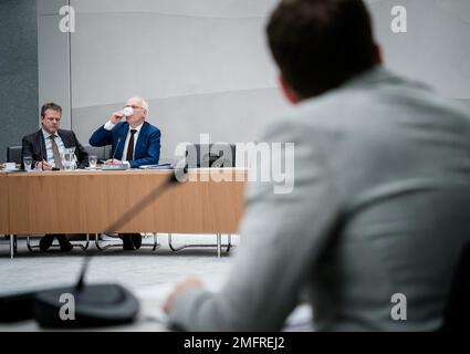 LA HAYE - Piet Adema, ministre de l'Agriculture, de la nature et de la qualité alimentaire, au cours d'un débat en commission où la réglementation européenne des engrais est centrale. À la fin de la semaine dernière, Adema a annoncé que les mesures de lutte contre la pollution du fumier dans les fossés et les canaux devaient entrer en vigueur à partir du 1 mars. ANP BART MAAT pays-bas hors - belgique hors Banque D'Images