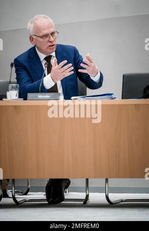 LA HAYE - Piet Adema, ministre de l'Agriculture, de la nature et de la qualité alimentaire, au cours d'un débat en commission où la réglementation européenne des engrais est centrale. À la fin de la semaine dernière, Adema a annoncé que les mesures de lutte contre la pollution du fumier dans les fossés et les canaux devaient entrer en vigueur à partir du 1 mars. ANP BART MAAT pays-bas hors - belgique hors Banque D'Images