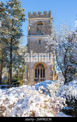 Début hiver neige à l'église de St John l'évangéliste dans le village Cotswold d'Elkstone, Gloucestershire, Angleterre Royaume-Uni Banque D'Images