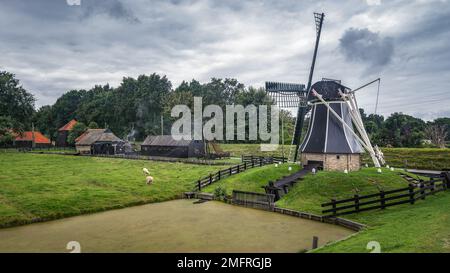 Enkhuizen, pays-Bas - 18 août,2021: Dans le musée en plein air lors d'une journée d'été nuageux. Banque D'Images