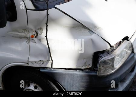 camionnette endommagée et usée garée abandonnée dans la rue Banque D'Images