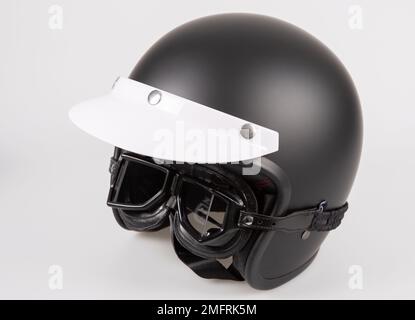 casque noir moto anti-soleil visière de protection rétro et vintage style de course de café ouvert face style old school Banque D'Images