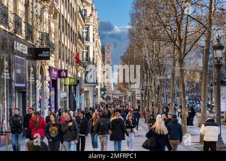 Un après-midi d'hiver chargé sur les trottoirs des champs Élysées à Paris. Un après-midi d'hiver chargé sur les trottoirs des champs Élysées à Paris. Banque D'Images