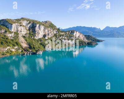 Vue aérienne des pittoresques grottes de marbre près de Puerto Rio Tranquilo - Lago General Carrera, Chili Banque D'Images