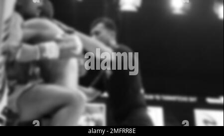 Images floues photo noir et blanc style de boxe thaï ou Muay Thai ou Kickboxing que local et boxer foriegn combattent sur le ring à l'intérieur Banque D'Images