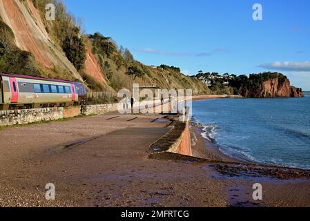 Un train de cross-country en direction du nord qui passe le long de la digue entre Sprey point et Hole Head, Teignmouth. Banque D'Images