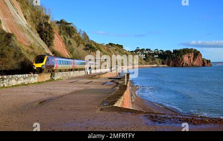 Un train de cross-country en direction du nord qui passe le long de la digue entre Sprey point et Hole Head, Teignmouth. Banque D'Images