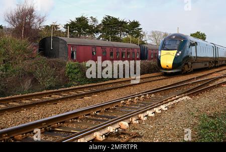 Un train Intercity Express passant devant des cars de camping à Dawlish Warren, South Devon. Banque D'Images