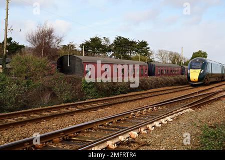 Un train Intercity Express passant devant des cars de camping à Dawlish Warren, South Devon. Banque D'Images