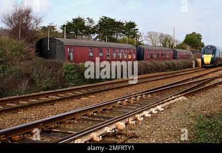 Un train Intercity Express passant devant des cars de camping à Dawlish Warren, South Devon. Banque D'Images