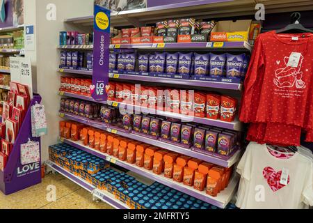 Étagère avec bonbons et chocolats dans un supermarché de Norfolk en Angleterre Banque D'Images