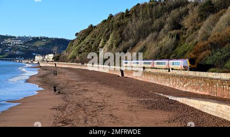 Un train de cross-country qui longe la digue à Teignmouth, South Devon. Banque D'Images