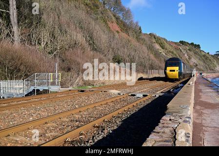 Un train à grande vitesse de Intercity125 qui longe la digue à Teignmouth, en direction de Cornwall. Banque D'Images
