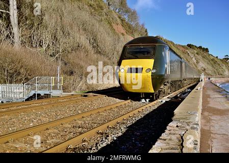 Un train à grande vitesse de Intercity125 qui longe la digue à Teignmouth, en direction de Cornwall. Banque D'Images
