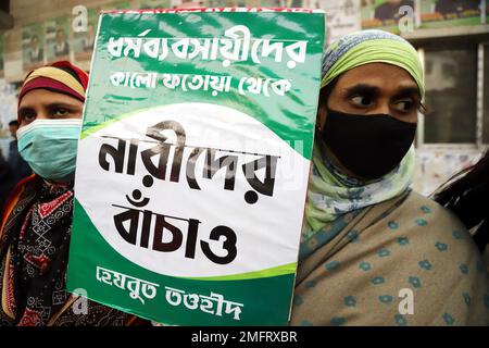 24 janvier , 2023, Dhaka, Bangladesh: Des manifestants protestent contre les attaques et la persécution des travailleuses de Henzbut Tawheed à travers le pays, sur 24 janvier 2023 à Dhaka, au Bangladesh. (Photo de S A Masum /Eyepix Group) Banque D'Images