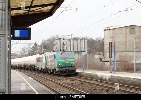 Train de fret avec wagons pour le transport de gaz approchant très rapidement la plate-forme dans la gare. Banque D'Images