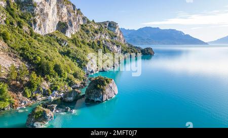 Vue aérienne des pittoresques grottes de marbre près de Puerto Rio Tranquilo - Lago General Carrera, Chili Banque D'Images