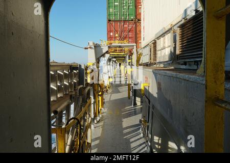 Vue sur la plate-forme principale depuis le côté port et ouvrir les couvercles de ventilation dans une rangée de couvercles de trappe latéraux installés sur le récipient. Banque D'Images