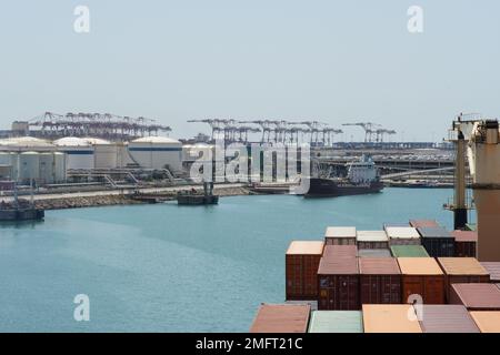 Vue sur le terminal de pétrole et de produits chimiques à Barcelone en forme de navire conteneur. Banque D'Images