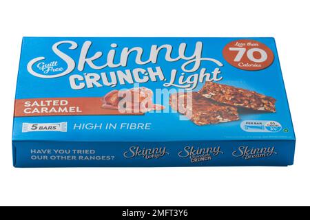 Boîte de culpabilité Free Skinny Crunch barres légères salées de caramel barres de céréales hautes en fibres moins de 70 calories isolées sur fond blanc Banque D'Images