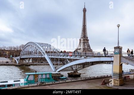 La passerelle de la Passerelle Debilly traverse la Seine avec la Tour Eiffel en arrière-plan. Banque D'Images