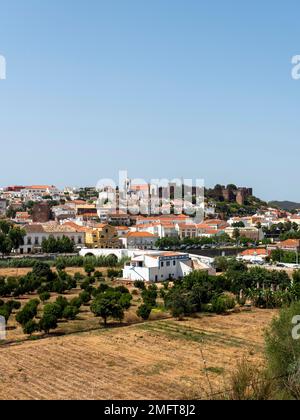 Paysage urbain de Silves avec château mauresque et cathédrale au sommet de la colline, Algarve, Portugal Banque D'Images