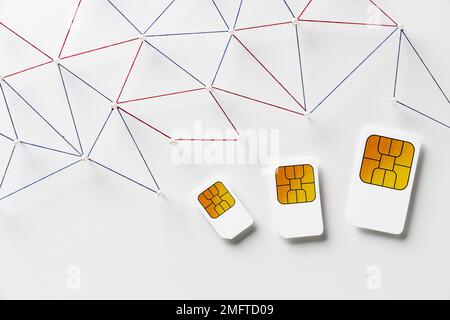 vue du dessus trois cartes sim avec réseau de communication internet Banque D'Images