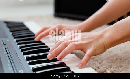 gros plan une musicienne jouant un clavier de piano Banque D'Images