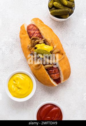 vue de dessus délicieux hot dog avec oignon Banque D'Images