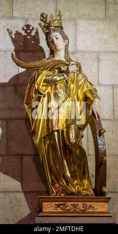 VALENCE, ESPAGNE - 16 FÉVRIER 2022 : statue baroque polychrome sculptée de Saint-Jean Catherine dans l'église Iglesia de Santa Catalina. Banque D'Images