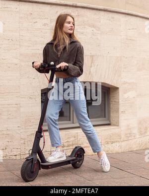 femme scooter électrique à l'extérieur Banque D'Images