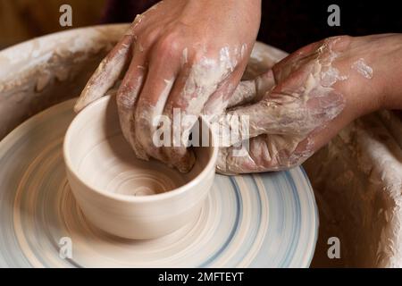 sale mains modélisation argile potter roue Banque D'Images