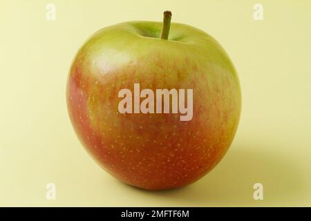 Gros plan d'une pomme Braeburn sur un fond plat Banque D'Images