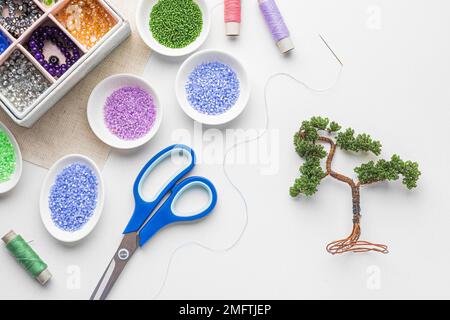 vue de dessus éléments essentiels pour le travail des perles avec arbre en forme de ciseaux Banque D'Images