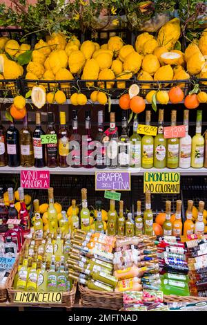 Différents types de bonbons, liqueurs et citrons jaunes sont proposés à la vente dans la partie ancienne de la destination touristique de Taormina. Banque D'Images