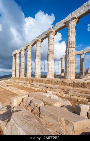 Ruines et colonnes de l'ancien Temple de Poséidon, Cap Sounion, Attique, Grèce Banque D'Images