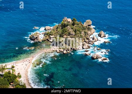 Vue aérienne d'Isola Bella, une petite île au large de la côte de la destination touristique de Taormina, maintenant transformée en réserve naturelle. Banque D'Images