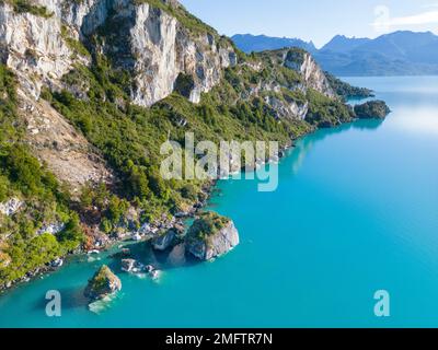 Vue aérienne des pittoresques grottes de marbre près de Puerto Rio Tranquilo - Lago General Carrera, Chili Banque D'Images