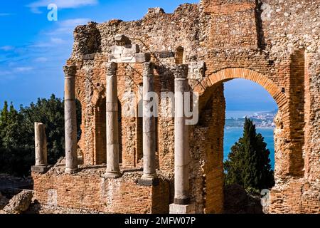 Détail de l'ancien théâtre, Teatro antico, un ancien théâtre grec, l'une des principales attractions de la destination touristique de Taormina. Banque D'Images