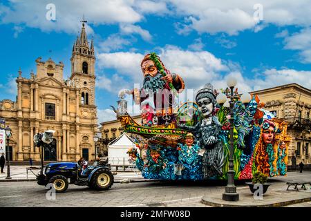 Carnaval de Schoenster en Sicile, défilé de chars allégoriques et fleuris, Acireale, Sicile, Acireale, Sicile, Italie Banque D'Images