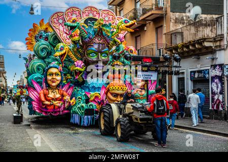 Carnaval de Schoenster en Sicile, défilé de chars allégoriques et fleuris, Acireale, Sicile, Acireale, Sicile, Italie Banque D'Images