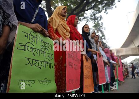 Dhaka, Bangladesh. 24th janvier 2023. Des manifestants protestent contre les attaques et les persécutions des travailleuses de Hezbut Tawheed à travers le pays, à 24 janvier 2023, à Dhaka, au Bangladesh. (Credit image: © Author/eyepix via ZUMA Press Wire) USAGE ÉDITORIAL SEULEMENT! Non destiné À un usage commercial ! Banque D'Images