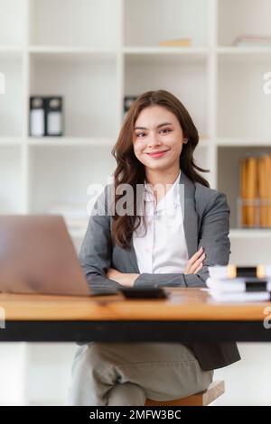 Administrateur personnel d'affaires inspecteur financier faisant rapport calcul du solde. Concept de recettes et de comptabilité interne Banque D'Images